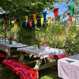 Gedekte tafels in zomertuin